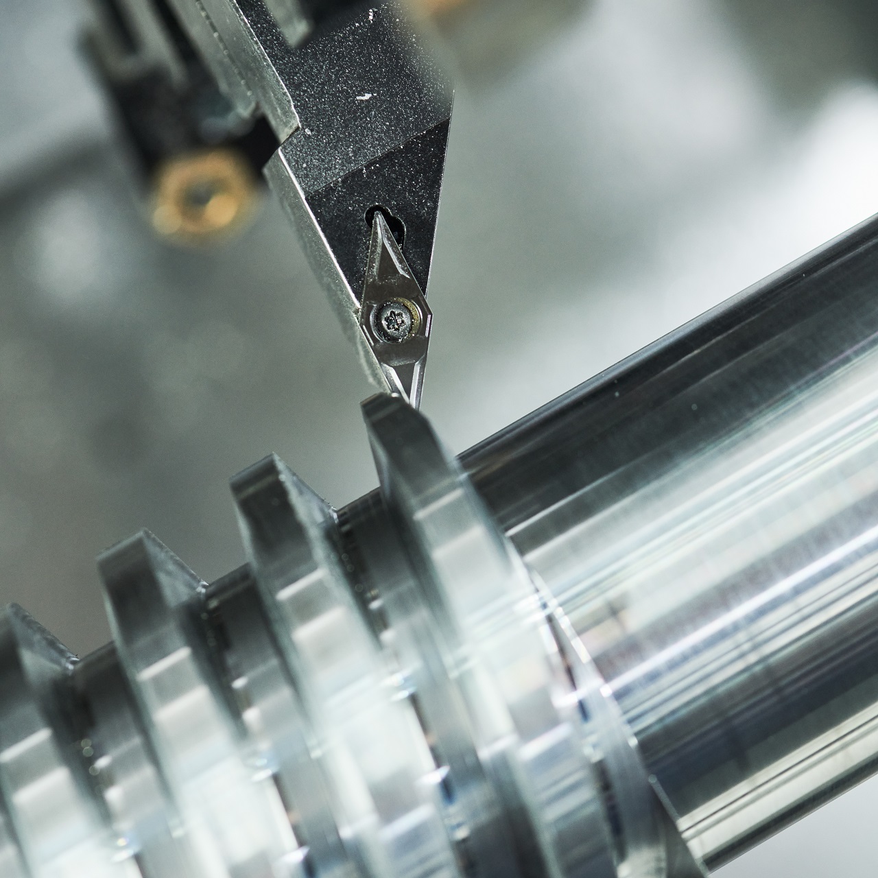 Tokarka cnc tnąca metal