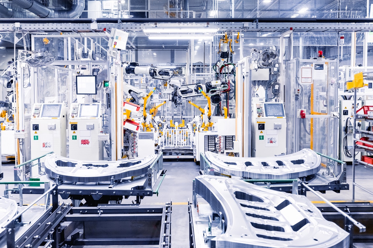 Obrabiarki cnc i maszyny produkcyjne w hali gdzie produkuje się części używane w przemyśle motoryzacyjnym.