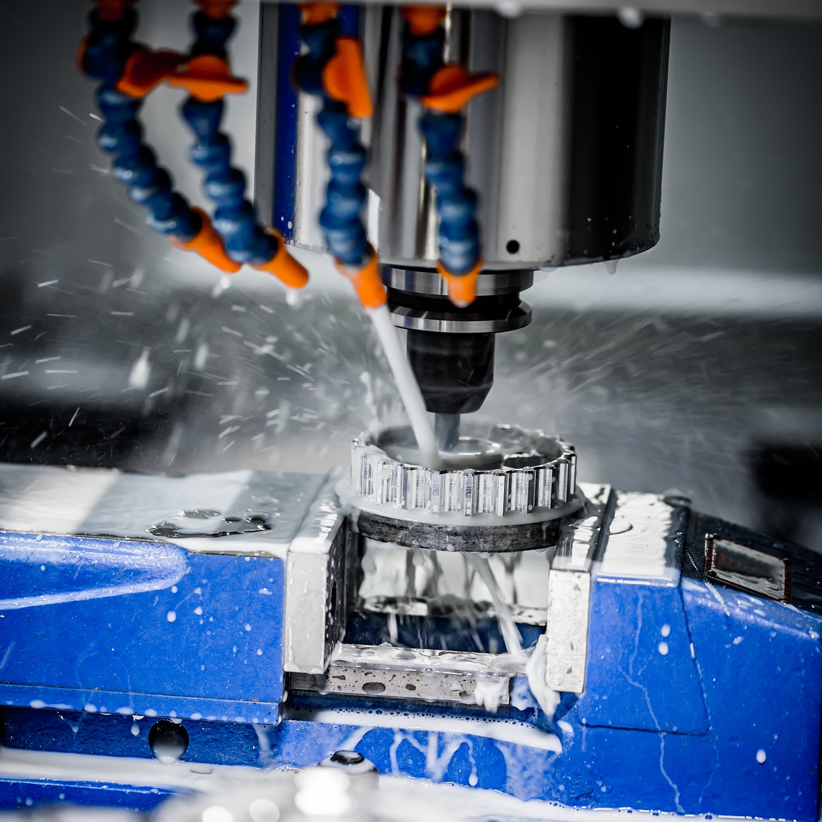 Proces frezowania CNC elementu aluminiowego z intensywnym chłodzeniem emulsją.