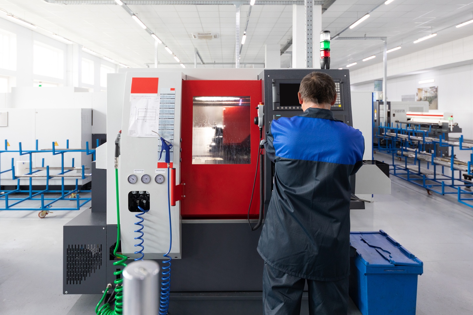 Operator maszyny CNC monitorujący proces obróbki