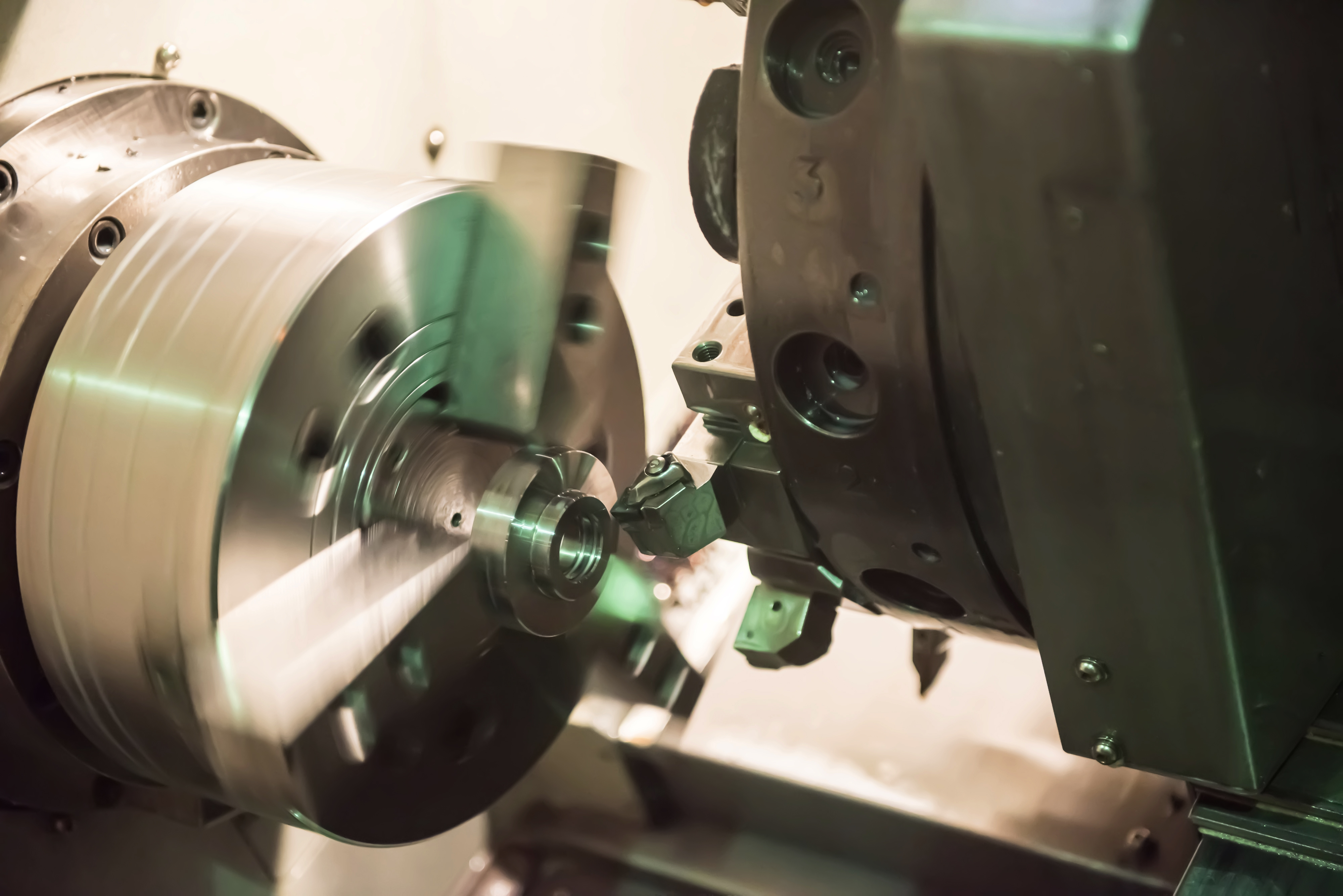 Tokarka CNC podczas operacji toczenia metalowego detalu